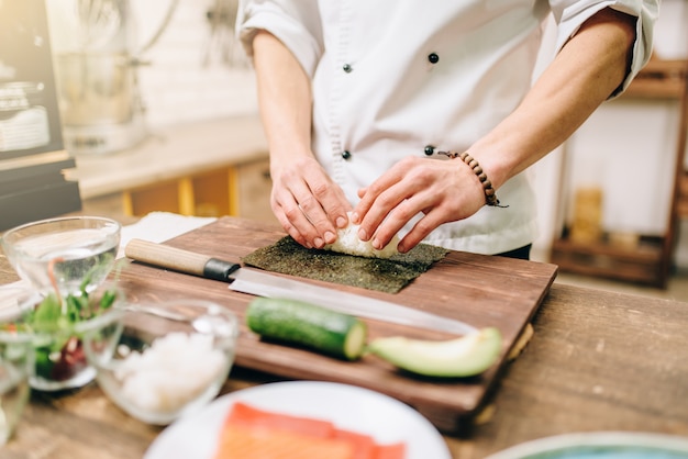 Preparazione del sushi, cibo tradizionale giapponese