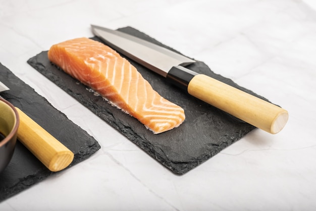 Preparazione del sushi con lonza di salmone cucina tradizionale giapponese