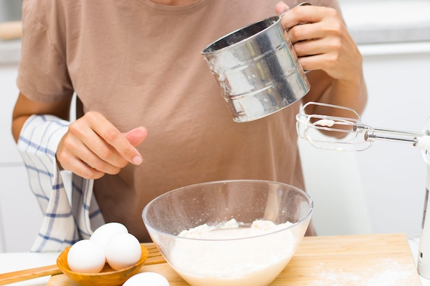 Preparazione del test. Ingredienti sulla farina di grano tenero tipo da tavola, uova, sale. Focus elettorale