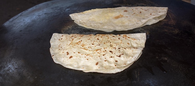 Preparazione del tradizionale pancake gozleme turco