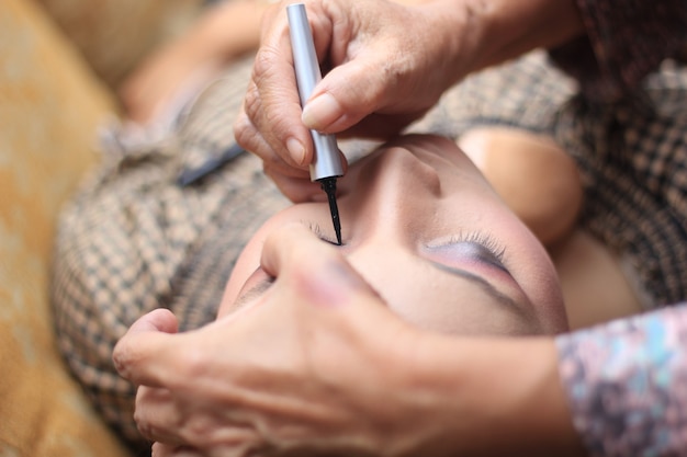 preparazione del trucco per un matrimonio