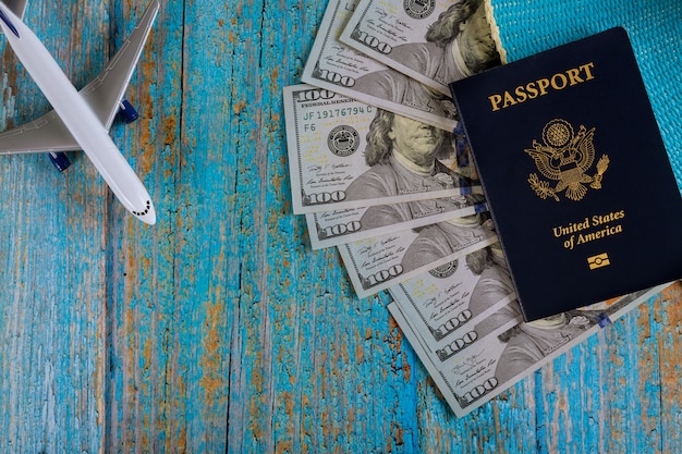 Preparazione del viaggio in aereo sulle banconote da un dollaro USA per il viaggio con passaporto USA