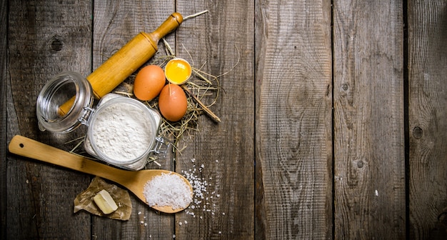 Preparazione dell'impasto. Ingredienti per la pasta - farina, uova, sale e burro.