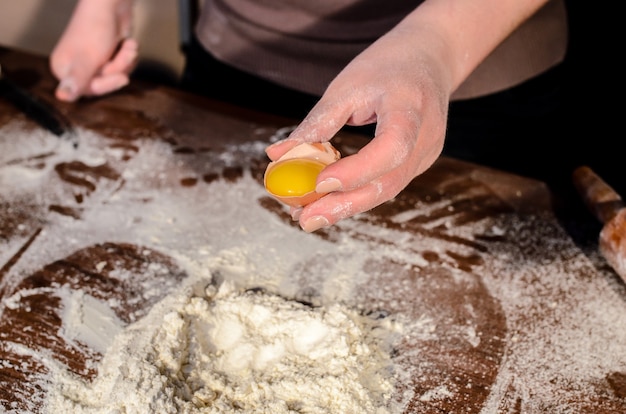 Preparazione dell'impasto per la cottura.