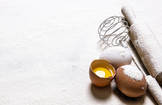 Preparazione dell'impasto Uova con mattarello nella farina