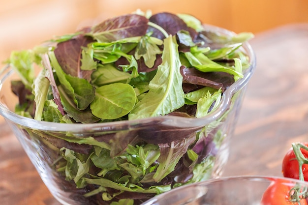 Preparazione dell'insalata fresca con verdure biologiche.