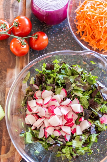 Preparazione dell'insalata fresca con verdure biologiche.