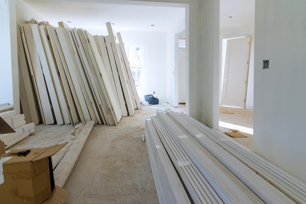 Preparazione dell'interno di una casa nuova porte d'imballaggio in legno d'interno un'installazione di attesa