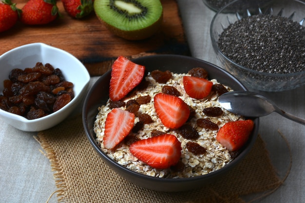 Preparazione della colazione con fiocchi d&#39;avena