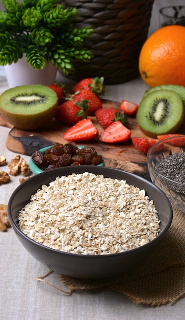 Preparazione della colazione con fiocchi d&#39;avena