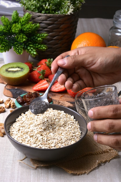 Preparazione della colazione con fiocchi d&#39;avena