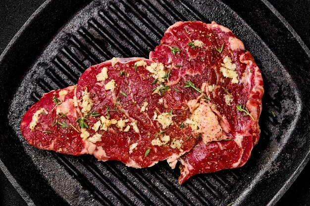 Preparazione della costata di manzo in padella in ghisa iron