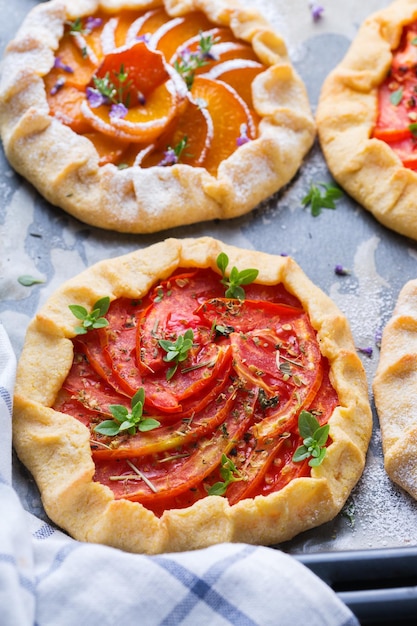 Preparazione della cottura di frutta e verdura galette crostata della torta estiva stagionale