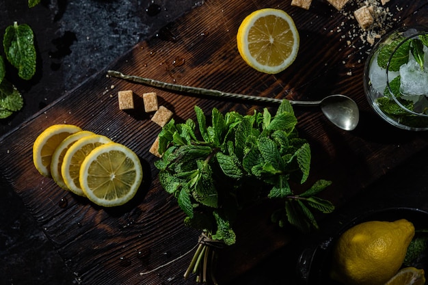 Preparazione della limonata con menta e limone. Cocktail di ghiaccio