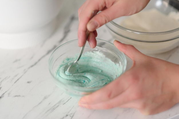 Preparazione della pasta color turchese per maccheroni da dessertMaccheroniPrimo piano