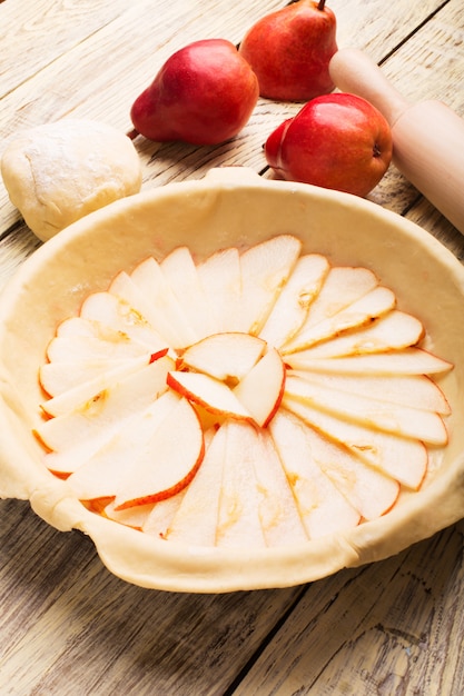 Preparazione della torta della pera sulla tavola di legno