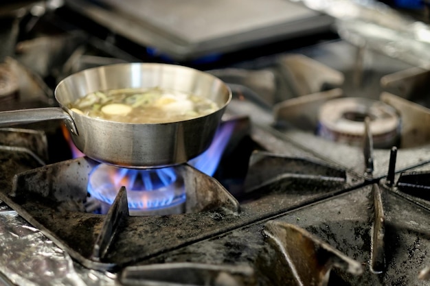 Preparazione della zuppa in padella d'argento a gas