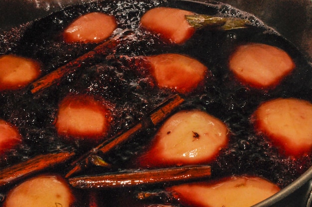 Preparazione delle pere al vino rosso cuocendo con la cannella