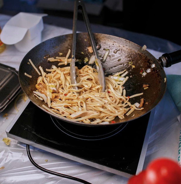 Preparazione delle tagliatelle in padella wok