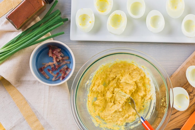 Preparazione delle uova alla diavola con uova biologiche per antipasto. Ricetta passo passo.