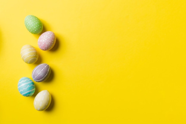 Preparazione delle vacanze Uova di Pasqua multicolori su sfondo colorato Concetto di vacanza delle uova di Pasqua di colore pastello con spazio per la copia