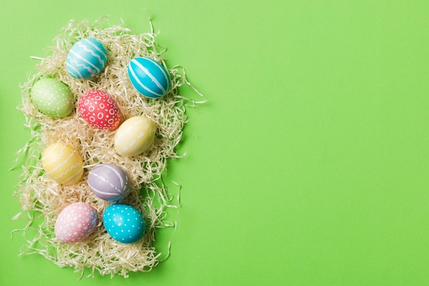 Preparazione delle vacanze Uova di Pasqua multicolori su sfondo colorato Concetto di vacanza delle uova di Pasqua di colore pastello con spazio per la copia