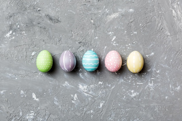 Preparazione delle vacanze Uova di Pasqua multicolori su sfondo colorato Concetto di vacanza delle uova di Pasqua di colore pastello con spazio per la copia