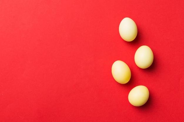 Preparazione delle vacanze Uova di Pasqua multicolori su sfondo colorato Concetto di vacanza delle uova di Pasqua di colore pastello con spazio per la copia