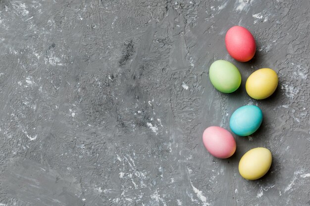 Preparazione delle vacanze Uova di Pasqua multicolori su sfondo colorato Concetto di vacanza delle uova di Pasqua di colore pastello con spazio per la copia