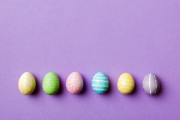 Preparazione delle vacanze Uova di Pasqua multicolori su sfondo colorato Concetto di vacanza delle uova di Pasqua di colore pastello con spazio per la copia