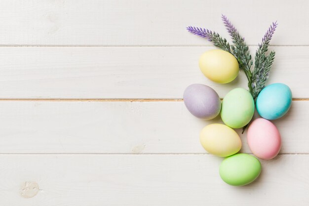 Preparazione delle vacanze Uova di Pasqua multicolori su sfondo colorato Concetto di vacanza delle uova di Pasqua di colore pastello con spazio per la copia