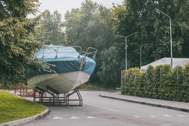 Preparazione di barche e yacht per lo svernamento. La barca è coperta da un telone