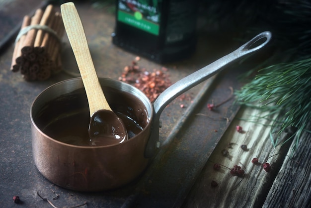 Preparazione di cioccolata calda sullo sfondo di metallo orizzontale