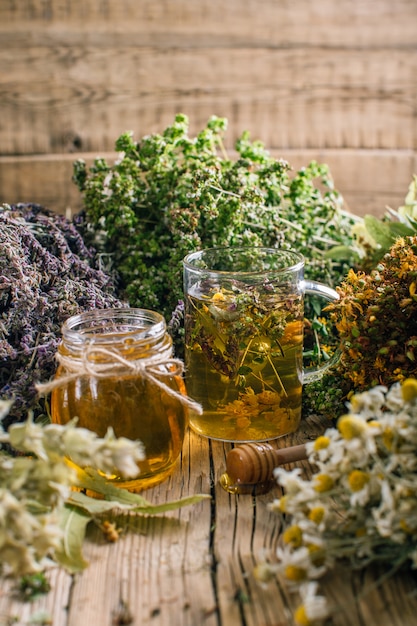 preparazione di erbe, omeopatia, fiori secchi e miele