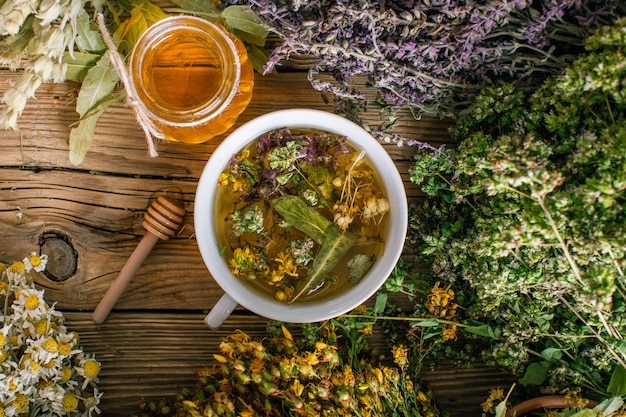 preparazione di erbe, omeopatia, fiori secchi e miele