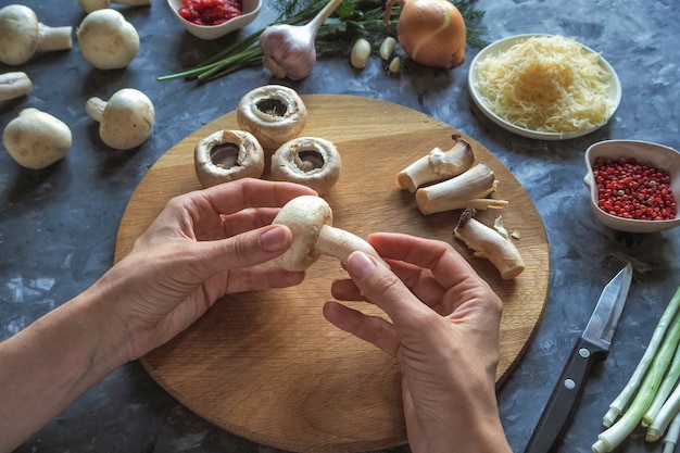 Preparazione di funghi Verdure sul tavolo per cucinare con i funghi.