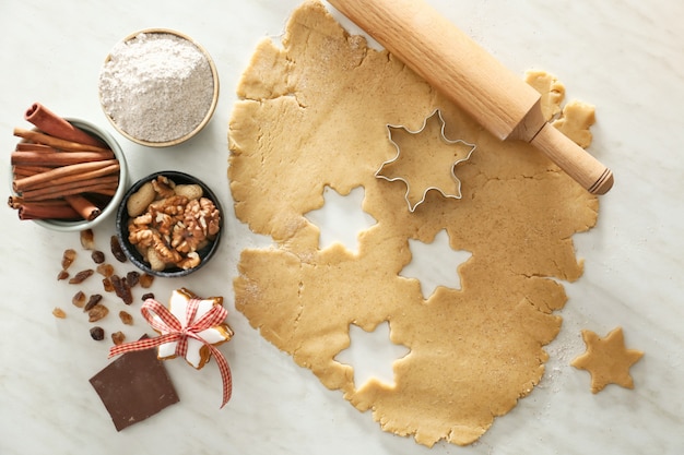 Preparazione di gustosi biscotti di Natale sulla luce