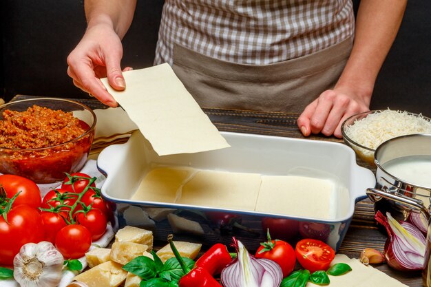 Preparazione di lasagne fatte in casa