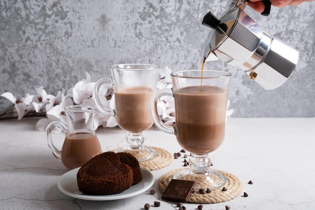 Preparazione di lattes dal latte di avena al cioccolato e caffè naturale con dessert