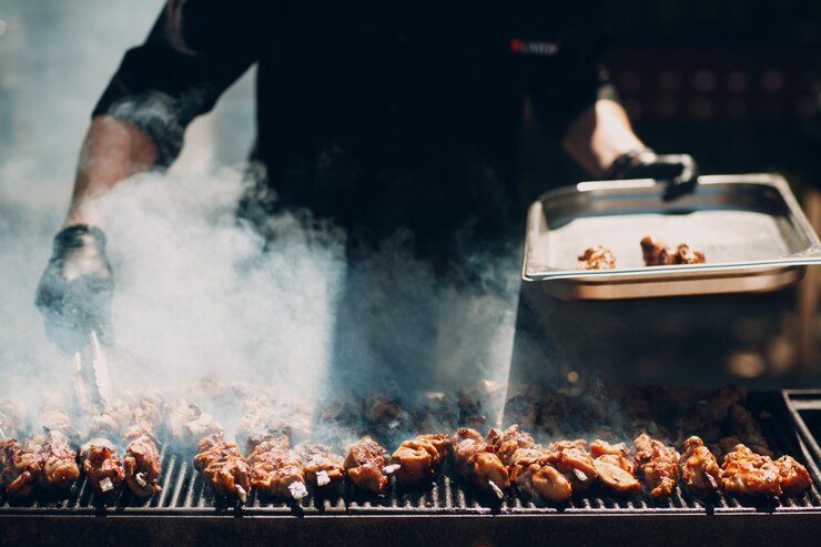 Preparazione di shish kebab