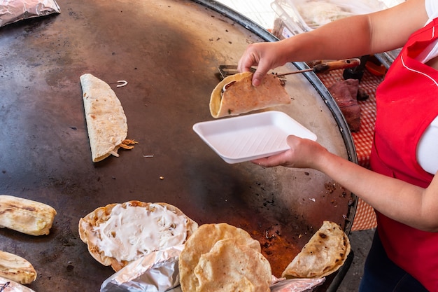 Preparazione di tacos tipico cibo di strada messicano Gustosi tacos messicani