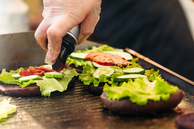 Preparazione di un hamburger di strada