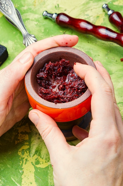 Preparazione di un narghilè fumante