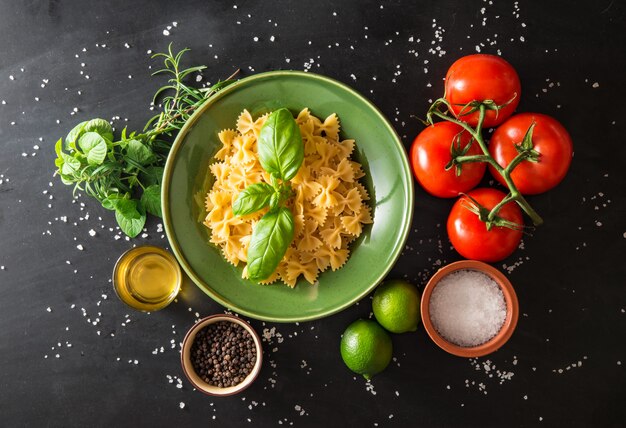 Preparazione di un piatto di pasta italiano