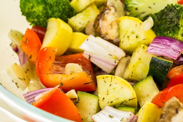 Preparazione di verdure miste arrosto fresche per la cena.