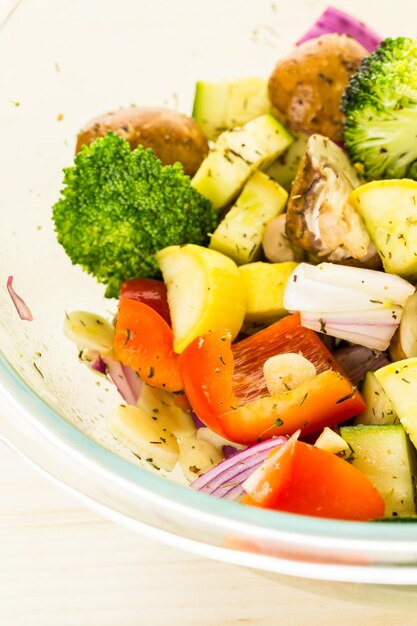 Preparazione di verdure miste arrosto fresche per la cena.