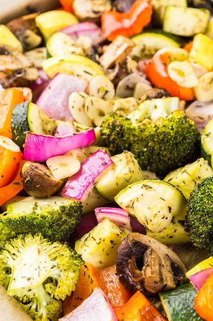 Preparazione di verdure miste arrosto fresche per la cena.