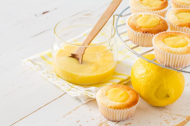 Preparazione e ingredienti per cupcakes al limone