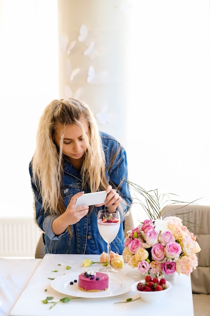 Preparazione festa di lavoro decoratore donna