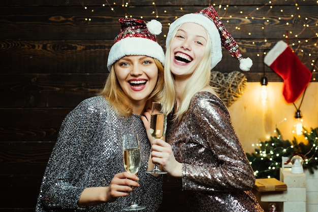 Preparazione natalizia. Lusso due ragazze che celebrano il nuovo anno. Le amiche di Natale si vestono per